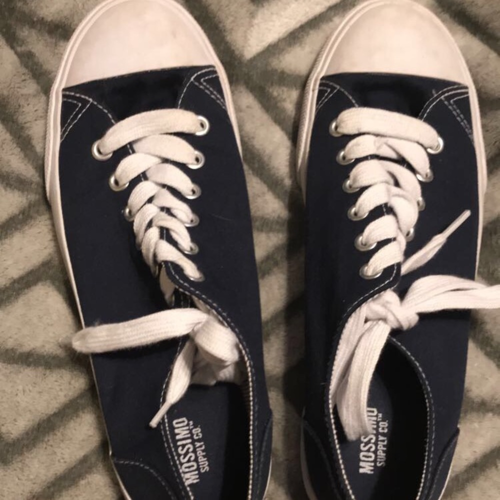 Never worn converses!!